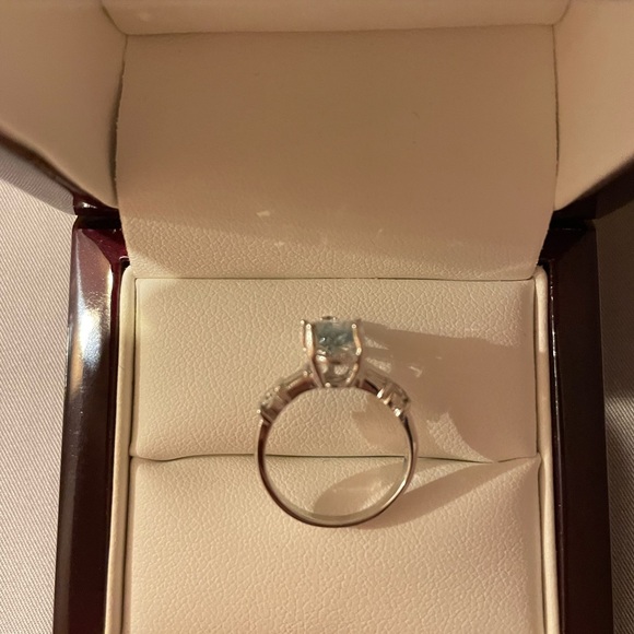 18K white gold aquamarine ring with side diamonds. - Picture 6 of 15